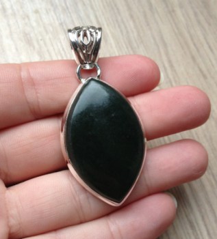 Zilveren edelsteen hanger met groene Jade